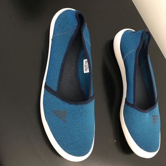 Adidas slip on sneakers size 8.5 - Picture 2 of 3